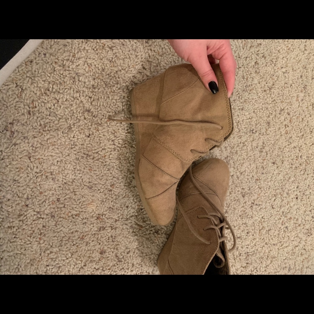 Tan heels - Picture 2 of 3